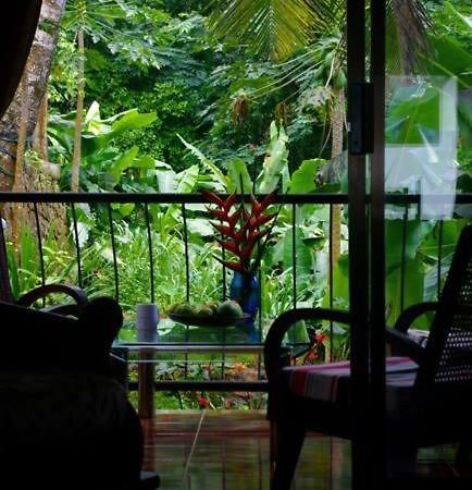 Papayas Self Catering Room Victoria Exteriör bild