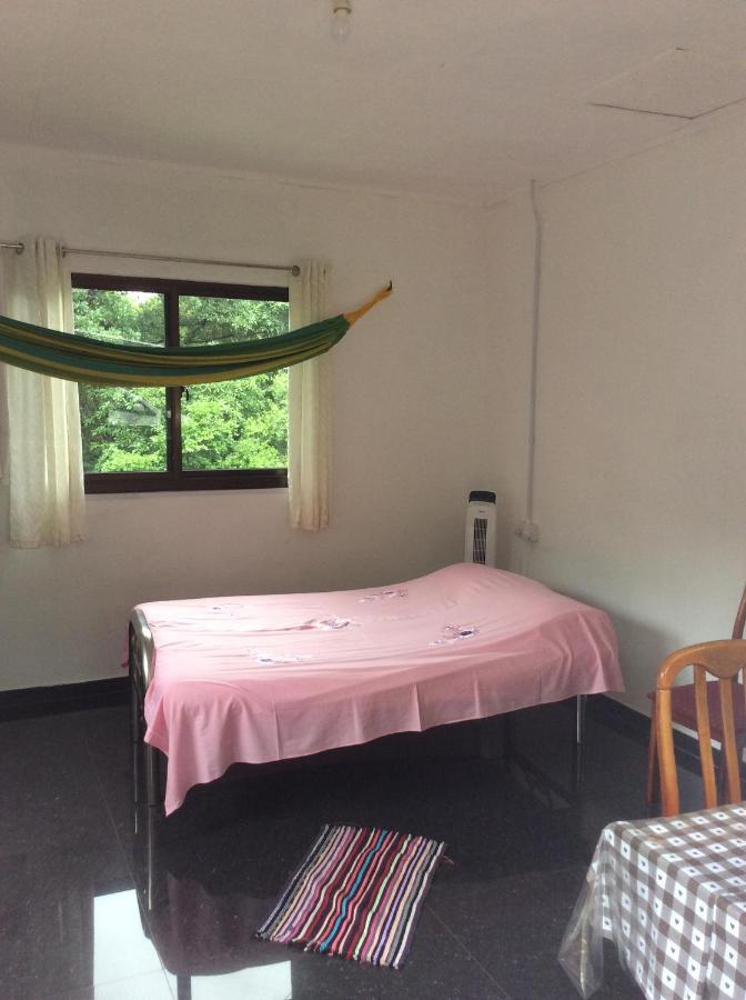 Papayas Self Catering Room Victoria Exteriör bild